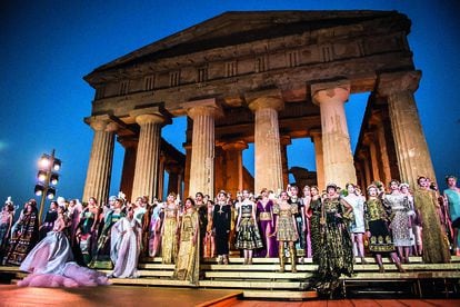 Una salida del último desfile de Dolce & Gabbana Alta Moda show en la  Piazza Duomo, Siracusa, en julio 2022.