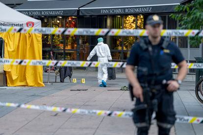 Agentes de policía trabajaban este sábado a las afueras del bar de Oslo en el que se produjo el ataque.