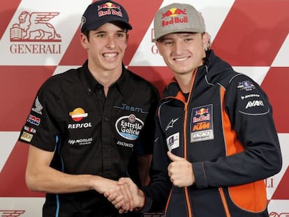 Alex M&aacute;rquez y Jack Miller se estrechan la mano al final de la conferencia de prensa en el Circuito de Cheste.