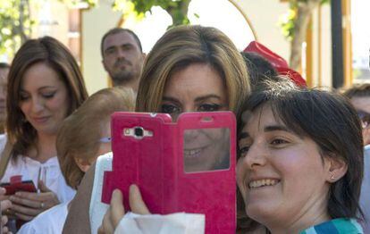 Susana D&iacute;az, este viernes, durante un paseo por Alcaudete (Ja&eacute;n).