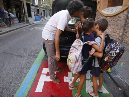 Un padre despide a su hija en el 'petó i adeu' de Sabadell.