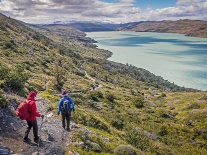 Senderistas en el parque nacional Torres del Paine, en la Patagonia chilena, con el lago Nordenskjöld al fondo.