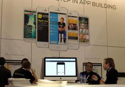 Un visitante se interesa por las últimas novedades en el expositor de APP MACHINE, durante la tercera jornada del Mobile World Congress de Barcelona