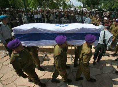 Soldados de la unidad militar de Ehud Goldwasser portan su féretro durante su funeral en Nahariya.