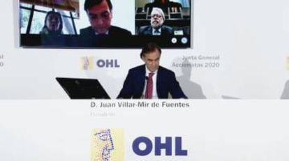 El hasta ahora presidente de OHL, Juan Villar-Mir, durante la junta de accionistas telemática celebrada esta mañana. Sobre él, la imagen del nuevo presidente, Luis Amodío.