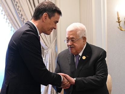 El jefe del Gobierno, Pedro Sánchez, a la izquierda, saluda al residente de la Autoridad Nacional Palestina, Mahmud Abbas, en octubre pasado en El Cairo (Egipto).