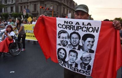 Un manifestante contra la corrupci&oacute;n, ayer en Lima.