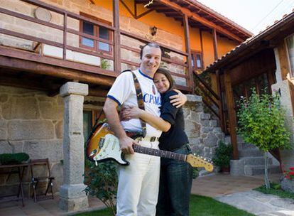 El serbio Zoran Djukanovic con su mujer, Sara, en la casa rural que tienen en Rairiz de Veiga.