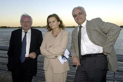 Anjel Lertxundi, Carme Riera y Víctor Freixanes (de izquierda a derecha), en Rosario.