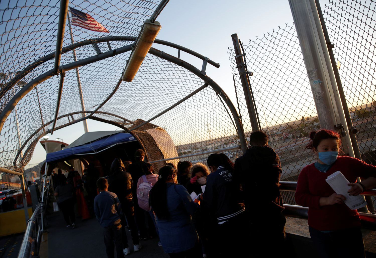 Una fila de migrantes a la espera de sus trámites migratorios en la fronteriza Ciudad Juárez, al norte de México.