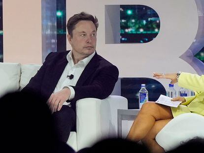 El consejero delegado de X, Elon Musk, y la directora ejecutiva de la red social, Linda Yaccarino (antes de ser nombrada), en una conferencia el pasado abril en Miami.