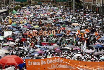Miles de personas participan en la Marcha por la Paz de este jueves en Bogotá. Ha sido convocada por la izquierda para pedir que el conflicto armado con las FARC acabe.