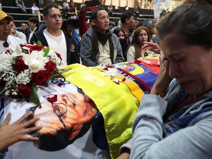 Seguidores y familiares de Fernando Villavicencio rinden tributo al candidato asesinado en Quito.