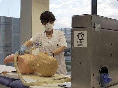 Una trabajadora de Seat prueba uno de los respiradores de emergencia fabricados en su fábrica de Martorell (Barcelona).
