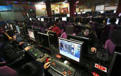 Varias personas utilizan los ordenadores de un cibercafé para conectarse a Internet en Pekín (China). EFE/Archivo