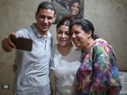 La activista y periodista egipcia Esraa Abdelfatá (en el centro) posa para una fotografía en su casa junto a unos amigos, el pasado domingo tras ser liberada de prisión.