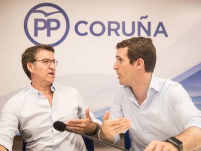 Feijóo y Casado, durante el acto con la militancia en la sede del PP en A Coruña.