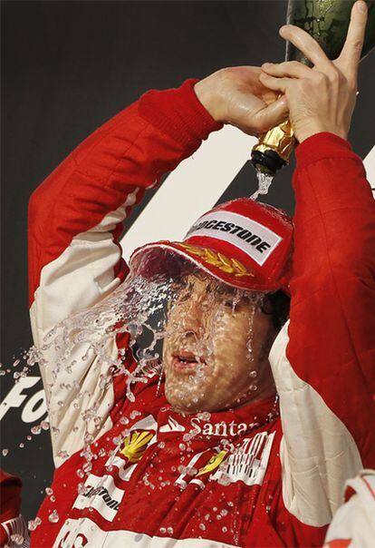 La primera carrera de Alonso en Ferrari cumplió las expectativas. El asturiano logró la victoria y la escudería italiana, su primer doblete desde 2008.