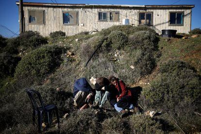 Mujeres israelíes sentadas cerca de una vivienda durante el segundo día del desalojo de los asentamientos de Amona.
