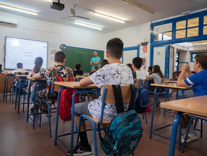 Un professor fa clase a uns estudiants.