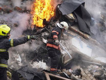 Rescuers work the scene of a building damaged by Russian rocket attack in Kharkiv, Ukraine, Tuesday, Jan. 23, 2024. (AP Photo/Andrii Marienko)