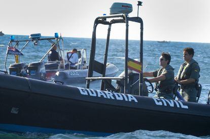 Una patrullera de la Policía de Gribraltar junto a otra de la Guardia Civil en aguas del estrecho el pasado 29 de abril.