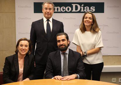 De pie, Javier Placer (Telefónica Open Future) y Nieves Rey (Ecoembes); sentados, Cuca Gamarra (alcaldesa de Logroño) e Iñaki Ortega (Deusto Business School ), en la sede de CincoDías.