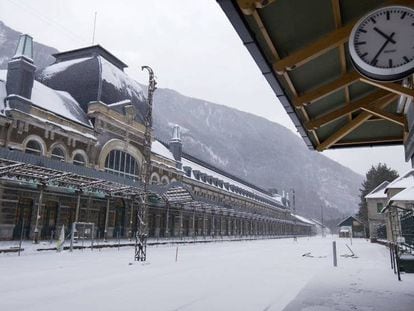 Vista de la estación de Canfranc (Huesca) cubierta de nieve.