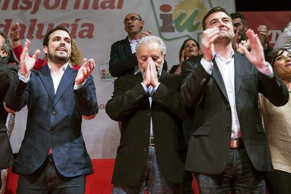 Desde la izquierda, el candidato de Izquierda Unida a la Presidencia del Gobierno, Alberto Garzón; el excoordinador general del partido, Julio Anguita, y el candidato a la Presidencia de la Junta de Andalucía, Antonio Maíllo, durante un mitin en 2015.