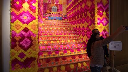 El Mega-altar de muertos situado en el vestíbulo de la Casa de México