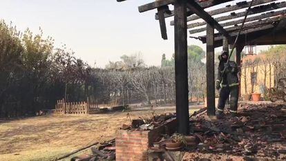 Un bombero interviene en uno de los chalés afectados.