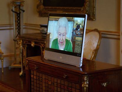 La reina Isabel II, en una audiencia retransmitida por 'streaming'.