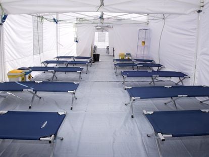 El hospital de campaña español que será enviado para atender a los heridos en el terremoto de Turquía y Siria, en una imagen de archivo de su instalación en Madrid en 2018 para ser certificado por la OMS para actuar en situaciones de emergencia.