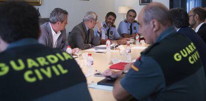 El delegat del Govern a Catalunya, Enric Millo, ha presidit la reunió amb el conseller d'Interior de la Generalitat, Joaquim Forn, amb els comandaments policials de totes les administracions.