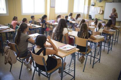 Alumnos del colegio de educación de infantil y primaria, Jacarandá, en Sevilla, durante el primer día de curso escolar.