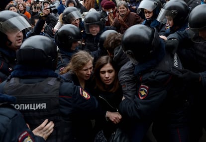 Dos integrantes del grupo Pussy Riot son trasladadas por la policía durante una protesta multitudinaria en Moscú, en 2012.