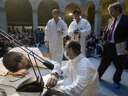 El juez Eduardo Navarro, con traje, contempla el simulacro de análisis de la Policía Científica.