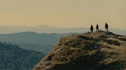La familia de Bigfoot que protagoniza 'Sasquatch Sunset', en una imagen de la película.
