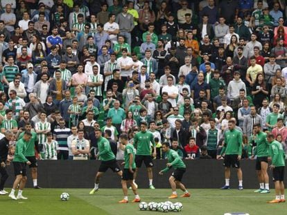 Entrenamiento del Betis previo al derbi. En vídeo: El entrenador del Sevilla, Joaquín Caparrós.