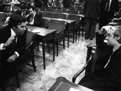 José Pedro Pérez Llorca con Felipe González, en un descanso de los debates constitucionales en mayo de 1978.