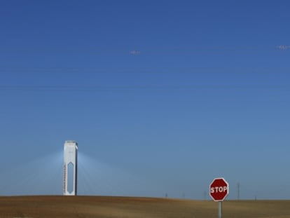 Torres de una planta solar de Abengoa.