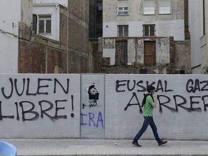 Pintada del entorno de ETA en Llodio (Álava) pidiendo la libertad de los presos. En vídeo: El rastro de ETA.