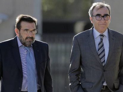 El exvocal del Consejo de Administración de Caja Madrid José María de la Riva (i), y el exconsejero de la entidad, Jorge Gómez Moreno (d), a su llegada a sede de la Audiencia Nacional en 2016.