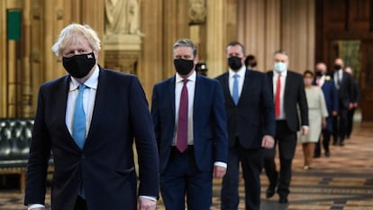 Boris Johnson (izquierda), y Keir Starmer (segundo izquierda), se dirigen el 11 de mayo a la Cámara de los Lores para escuchar el Discurso de la Reina que dio inicio al nuevo periodo de sesiones