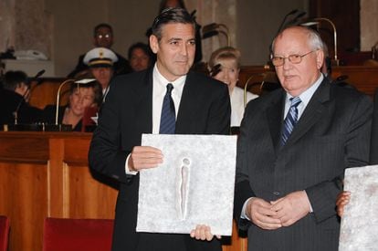 El actor estadounidense George Clooney con Gorbachov durante la octava Cumbre Mundial de Premios Nobel de la Paz, en Roma, en el año 2007. La intención de Gorbachov no era derribar sino salvar la URSS y hacer que el socialismo volviese a ser grande en su esencia. Aunque los impresionantes cambios que impulsó desataron todo tipo de fuerzas centrífugas que no pudo controlar; entre ellas una economía en serios problemas, el descontento de parte de la población por unos cambios que todavía no veían tangibles. Y el anhelo de independencia en algunas repúblicas soviéticas.