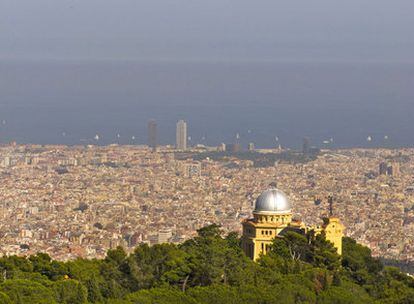 Vista de Barcelona con el observatorio Fabra en primer término.