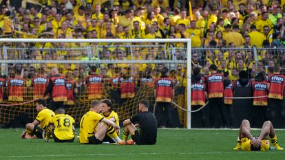Los jugadores del Dortmund tras el pitido final, este sábado en el Westfalenstadion.
