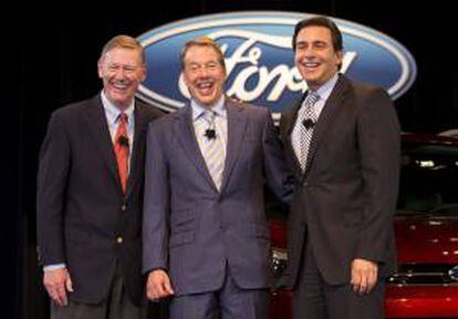 El jefe de operaciones de Ford, Mark Fields (d), el presidente de la compañía, Alan Mulally (i), y el presidente del consejo de administración de la empresa, Bill Ford (c), posan para la prensa en Dearbon, Michigan, Estados Unidos, este 1 de mayo de 2014.