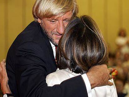 El doctor Luis Alonso Pulpón abraza a una de las participantes en la celebración del 20º aniversario de los trasplantes de corazón.