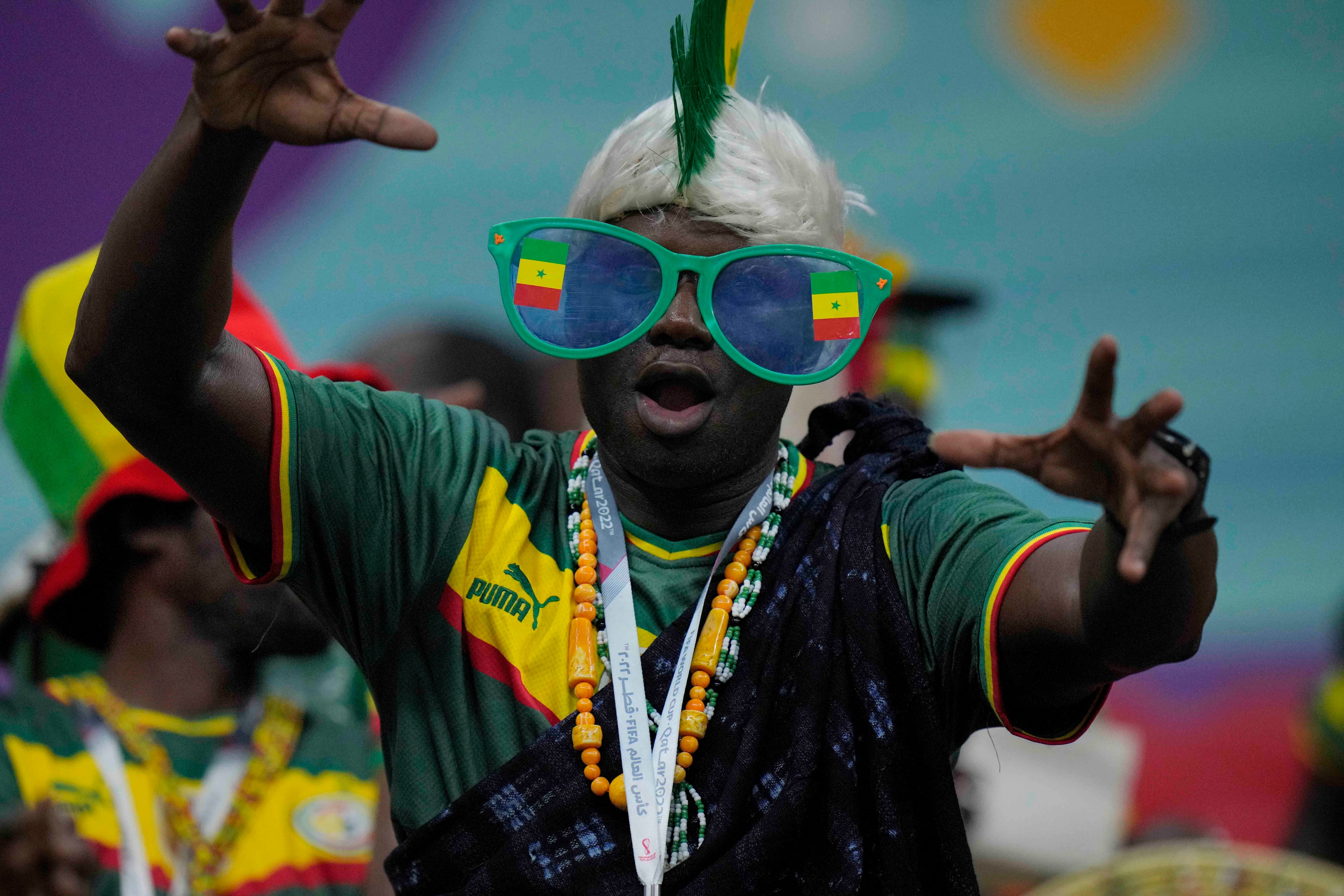 Un aficionado de Senegal con unas gafas algo curiosas.